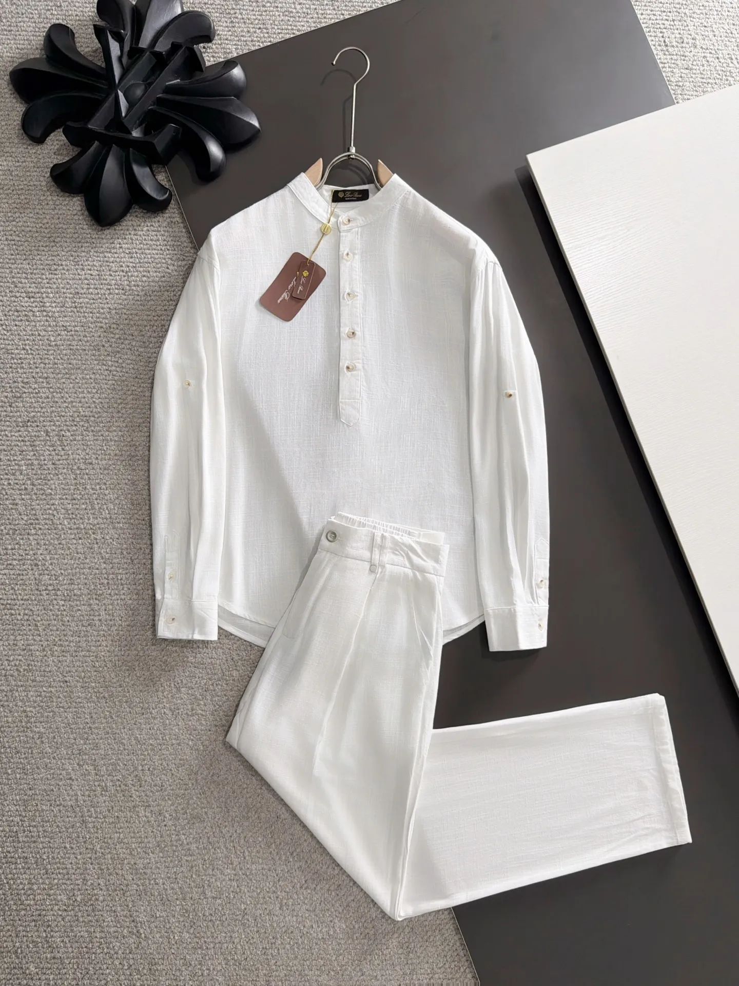 Next day shipment LP high quality Loro Piana 26ss autumn and winter New Arrival linen shirt set Made of one-on-one combed cotton yarn knitted linen fabrics, no pressure in and out of the counter Exclusive control of raw materials It feels substantial when weighed, and the upper body is more textured than ordinary T-shirts. This texture can cope with the weather easily and is suitable for both hot and cold! Loose fit design, looks noble. The only correct version is available Size: M to XXXL